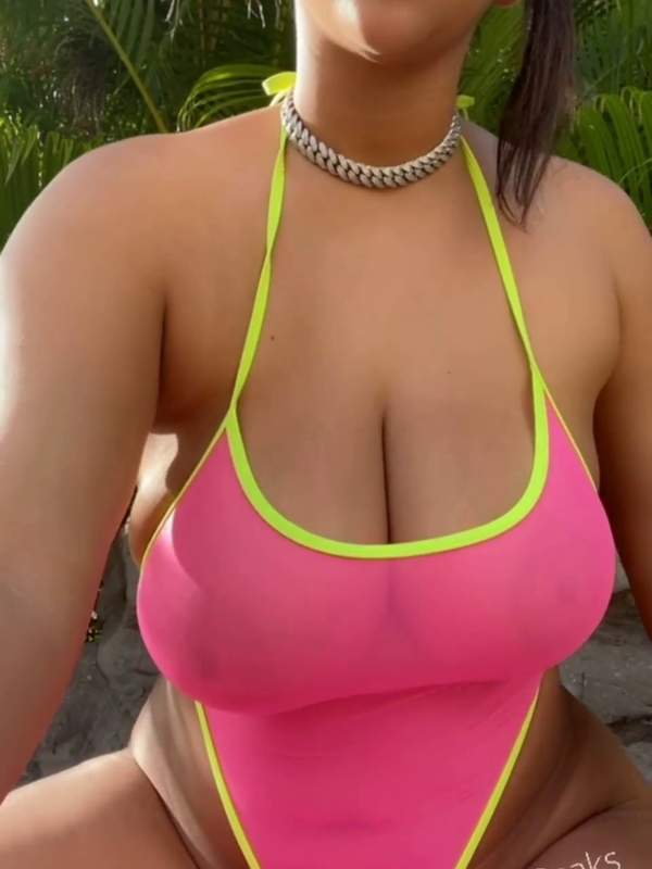 Brünette Amateurin zeigt ihre großen tanzenden Titten im Bikini