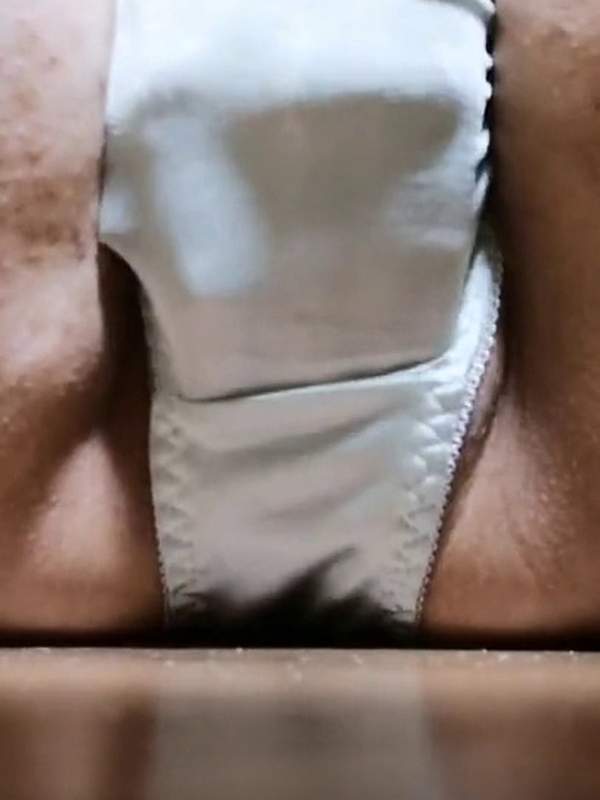 Frau masturbiert in Höschen und kommt dreimal hintereinander