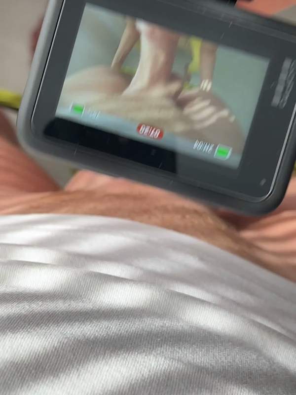 Ich filme ein Paar beim Lutschen eines großen Schwanzes aus eigener Sicht.