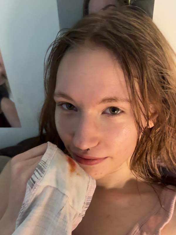 Brünette lässt sich an den Dirty Panties schnüffeln und genießt das Durchsickern.