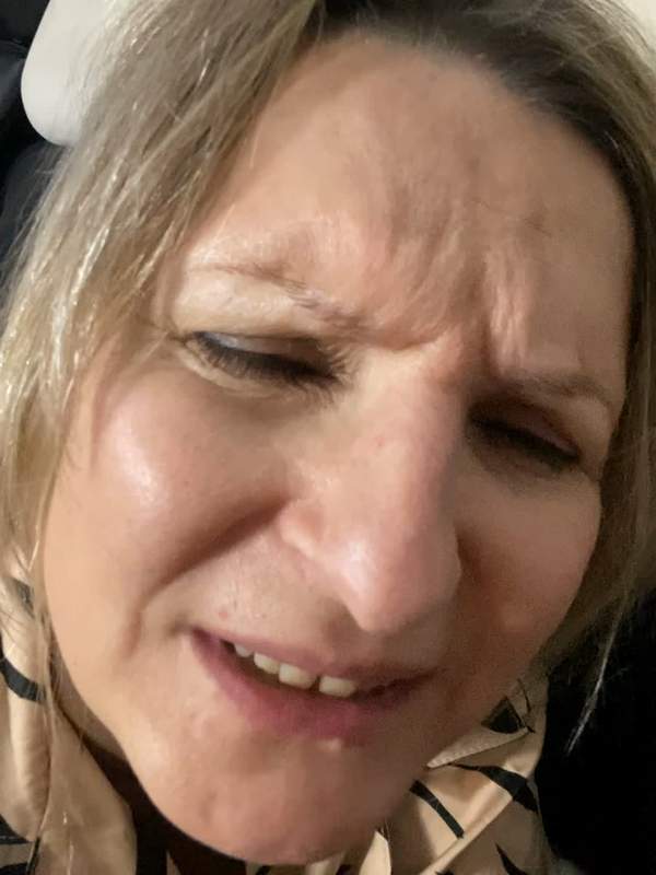Blonde Stiefmutter spielt Solo mit Monsterdildo