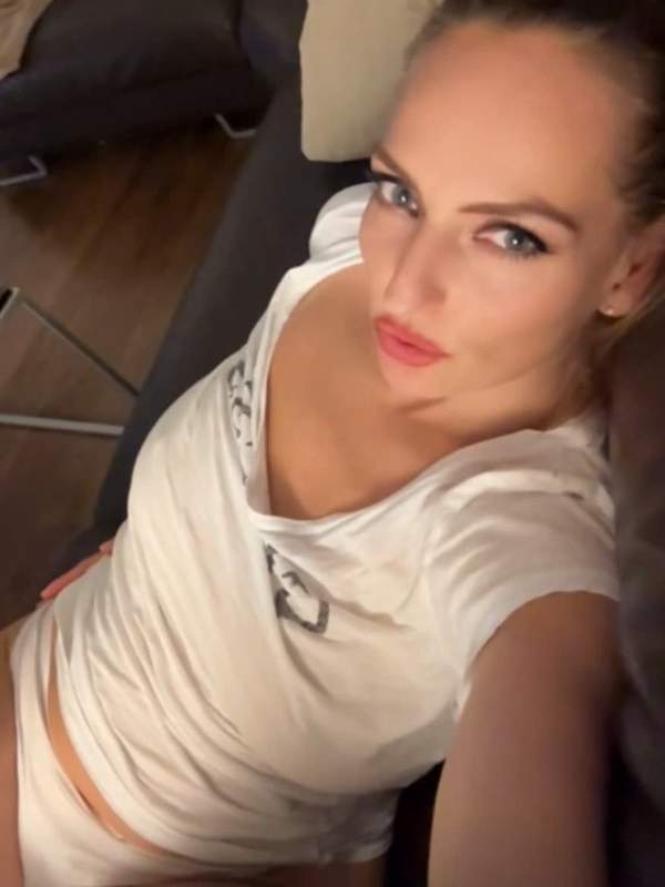 Heiße MILF zeigt sich nass und schießt aus