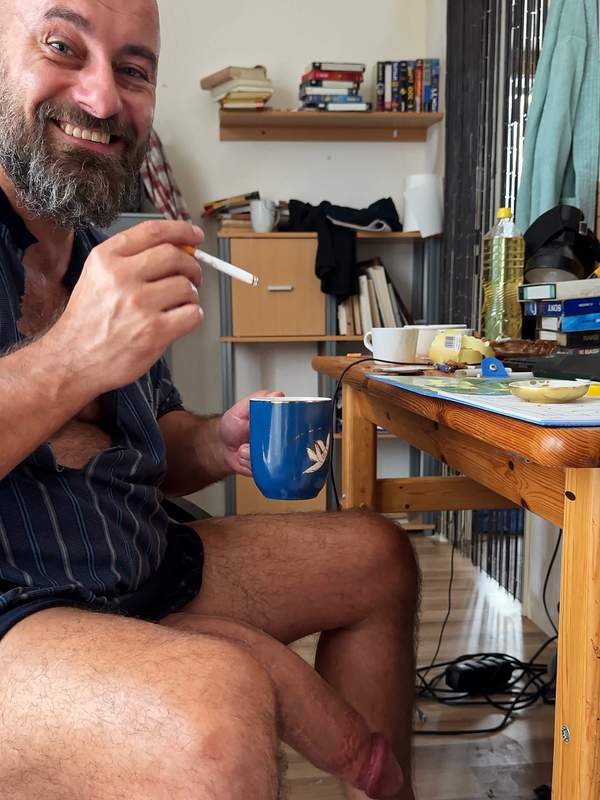 Ich trinke Kaffee mit meinem fetten Schwanz