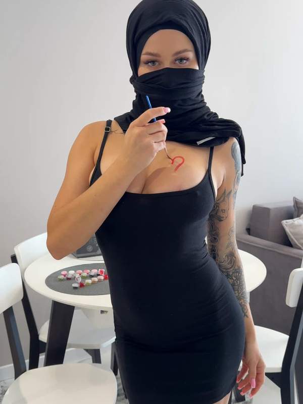 Aamina zeigt TĂ€towierung und Niqab
