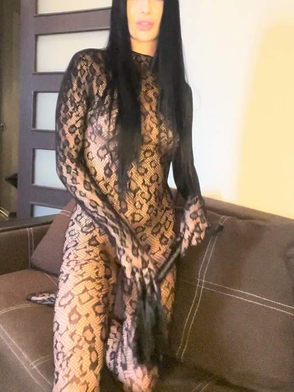 Solo-Model neckt sich mit nackter Unterwäsche