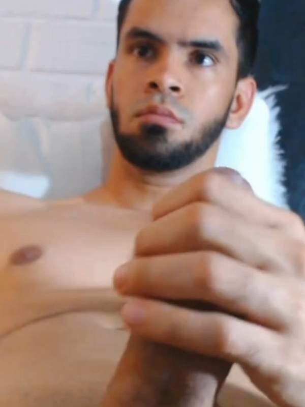 Der Kerl fingert sich mit Blick auf seine Muskeln
