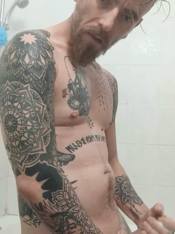 Ein Mitglied dehnt sich vor einer starken Spermaemission