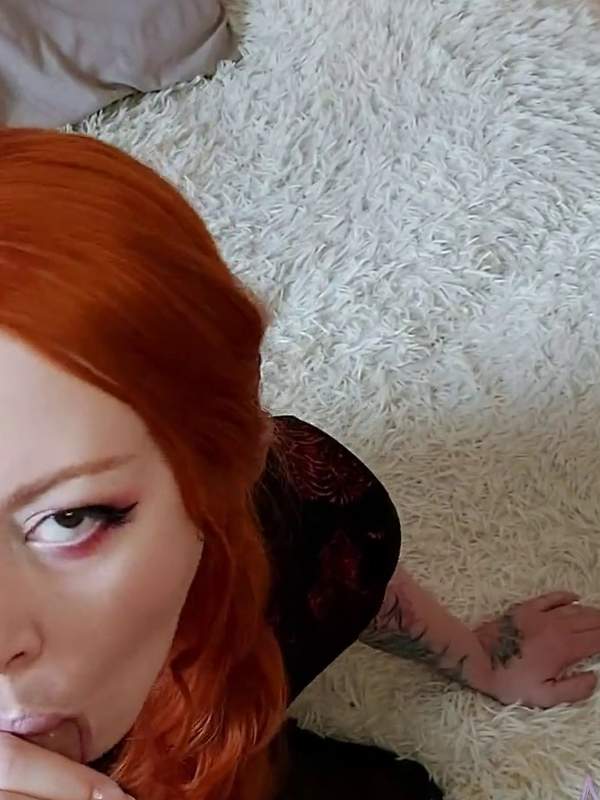 Prostitute dient zwei Kunden und bekommt zwei Spermaspritzer