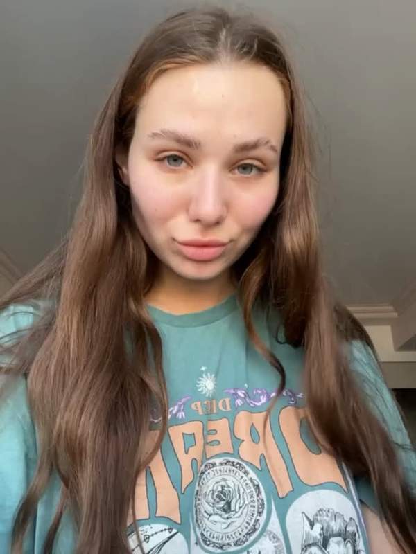 Willst du ein kostenloses Geschenk? Schreib mir auf Onlyfans