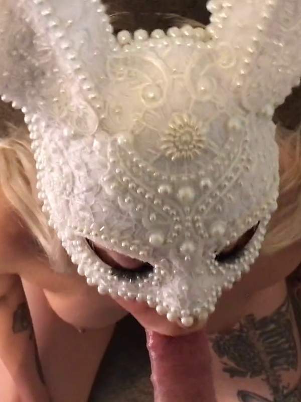 Zierliche Frau mit Kaninchenmaske lutscht großen Schwanz und schluckt