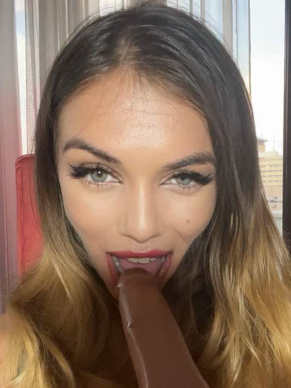 Sophie Stürme probiert neuen Winkel mit Dildo