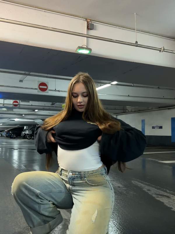 Ich zeige meine nackten Titten in der Garage