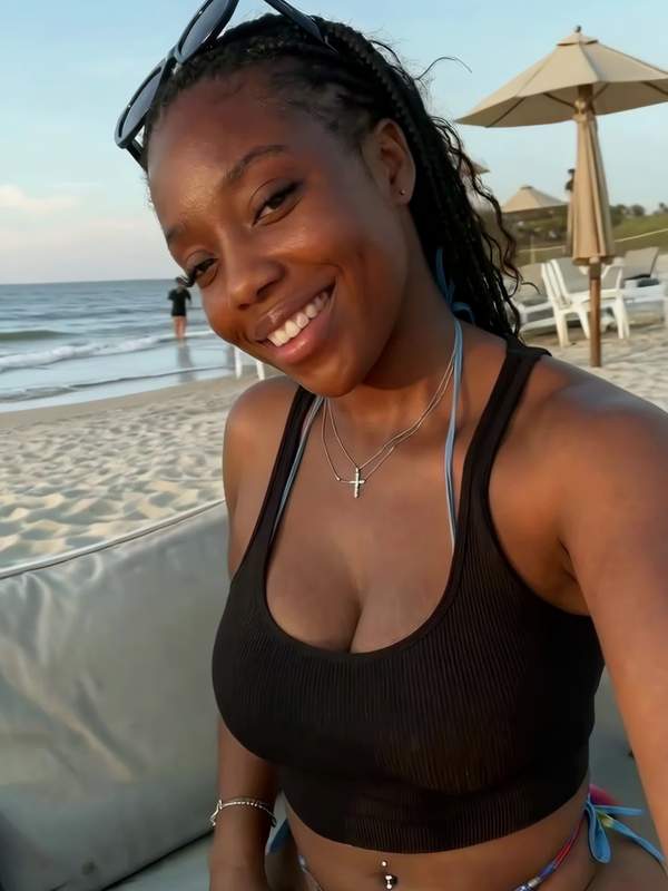 Sie steht am Strand im Bikini und wird von Leuten gefickt.
