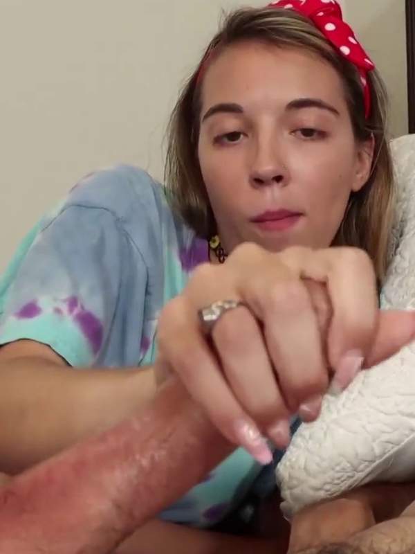 Luna Mars bekommt einen Handjob