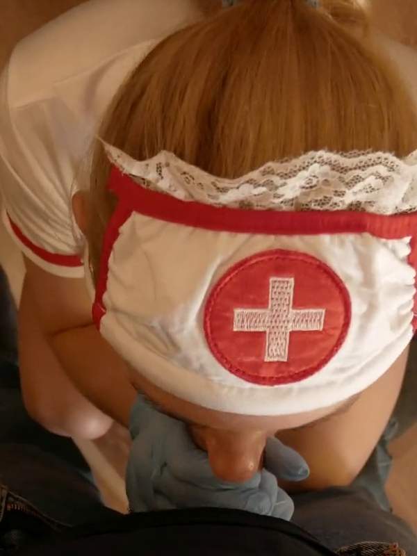 Krankenschwester lutscht Samen im Kostüm