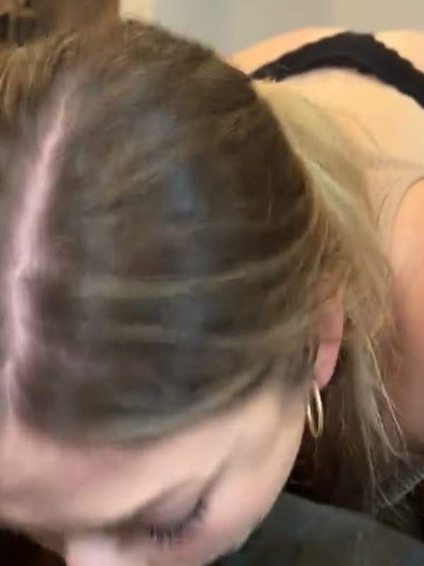 Blonde Amateure reiten umgekehrt und lutschen