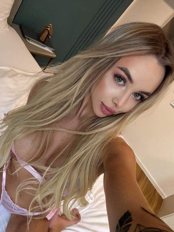 Blondes Mädchen zeigt ihre großen Titten und ihren großen Arsch