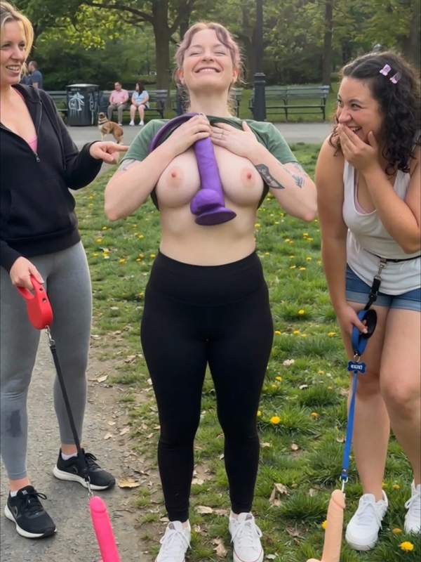 Brünette und Blondine zeigen ihre blinkenden Dildos im Park