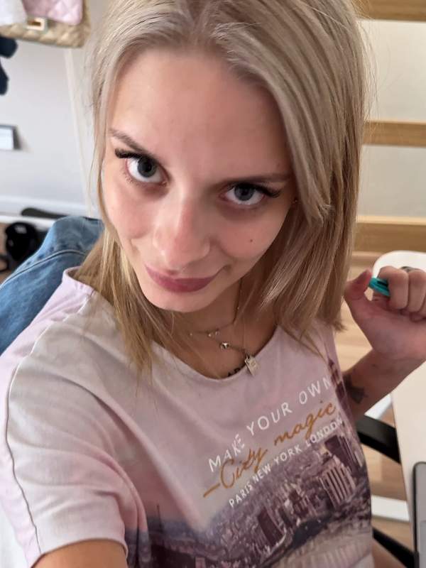 Sofia schnüffelt an etwas, das nach gestern riecht.
