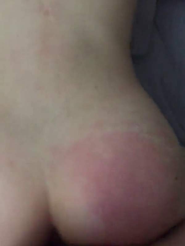 Amateur erkundet tiefes Hintern in Doggystyle