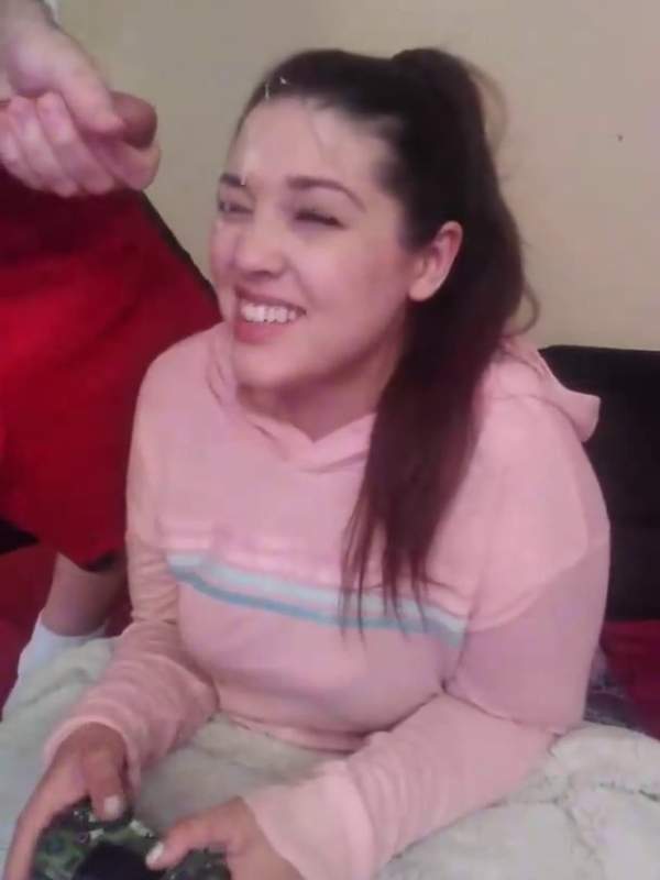 Ignorierte Frau bekommt Gesicht während Gaming