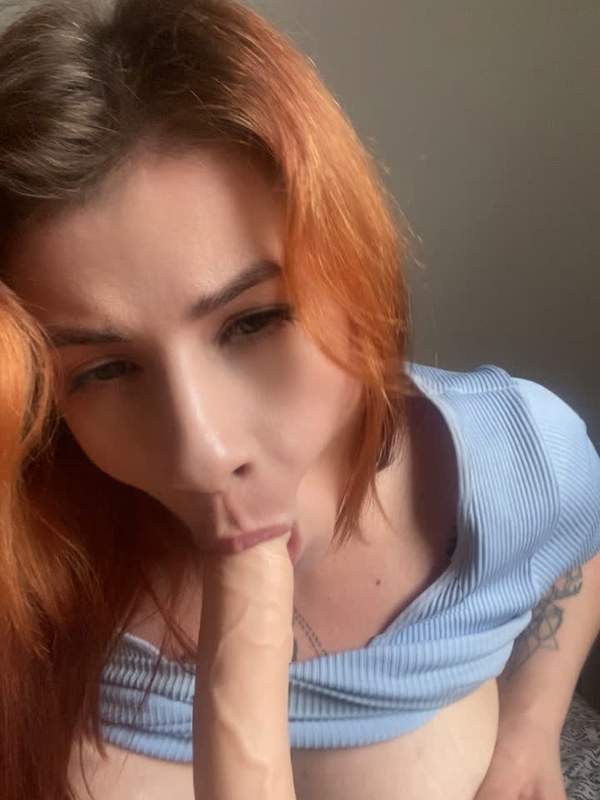Rotköpfige Amateurin masturbiert mit Dildo