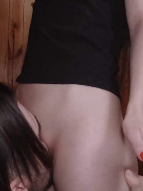 Sie steht und leckt seine perfekte Muschi