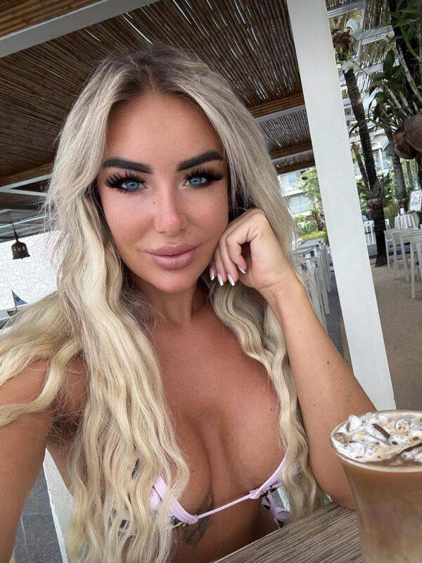 Blonde Mutter zeigt ihre nasse Vagina