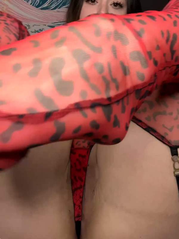 Wunderschöne Muschi - Amateurin mit großen Titten masturbiert