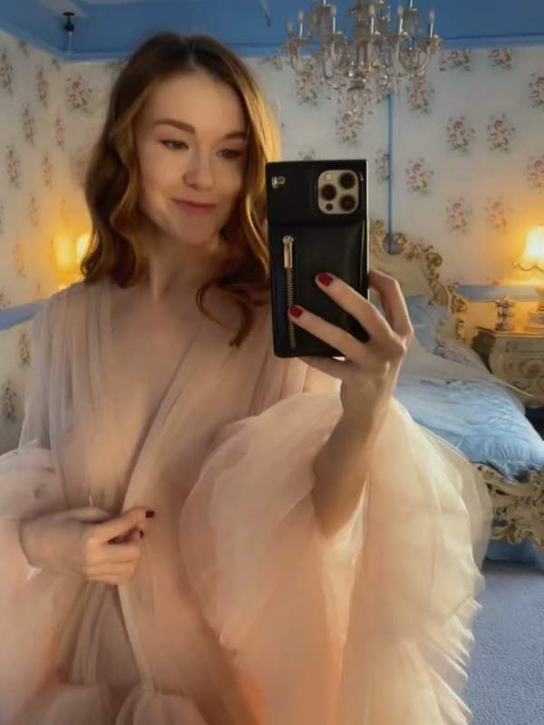 Emily Bloom zeigt sich nackt im Spiegel und endet in einem lauten Orgasmus.