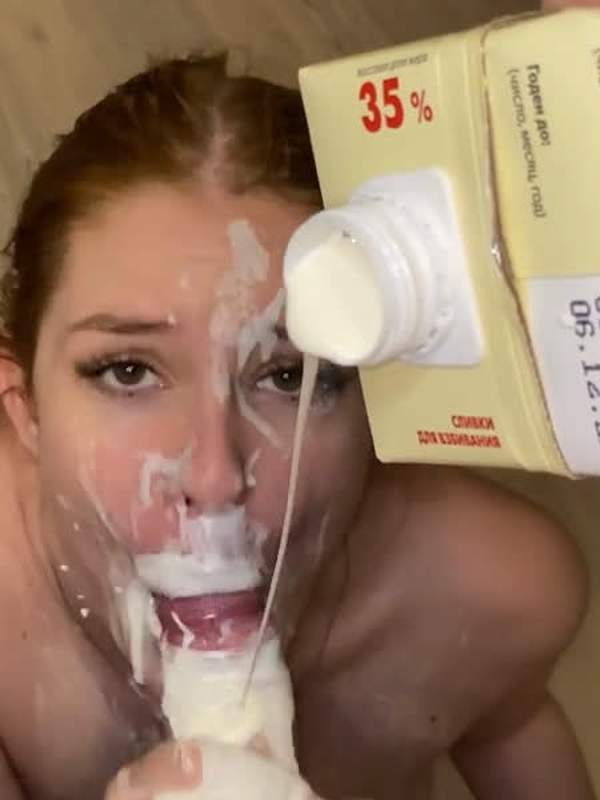 Sie lutscht Milch aus dem Dildo