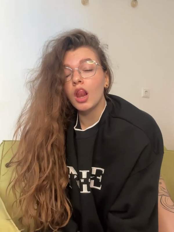 Nackte Teenie mit großen Brüsten und nassen Muscheln
