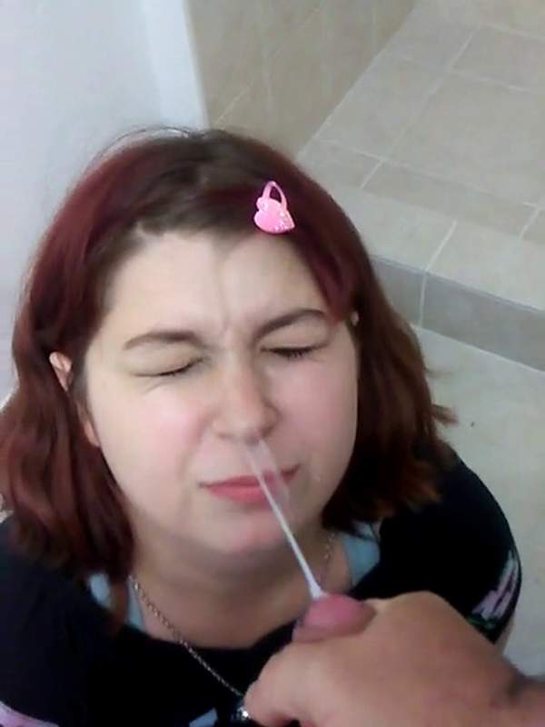Teen nimmt im Bad eine Ladung Gesichtsschminke