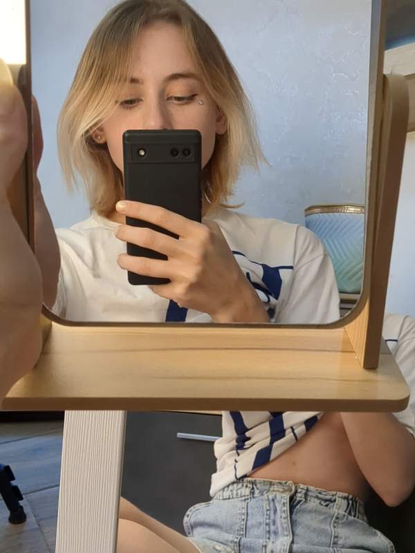 Blonde Amateurin wird beim Necken unruhig
