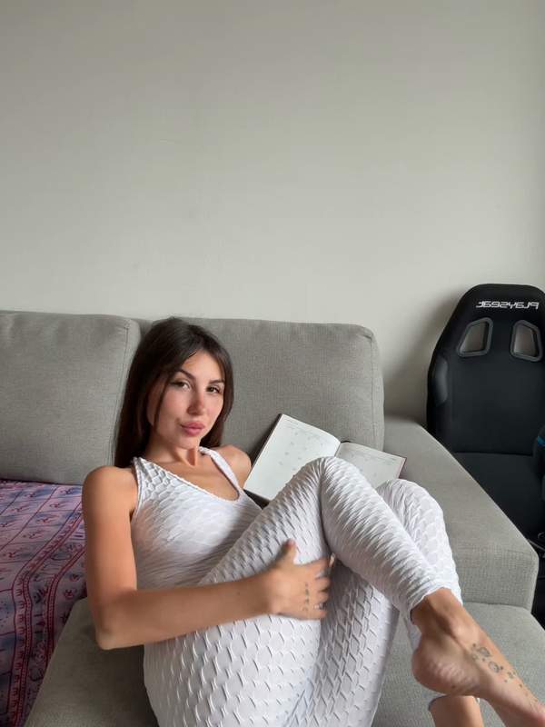 Lateinische Amateurin wird beim Spielen fest auf den Arsch gebackt