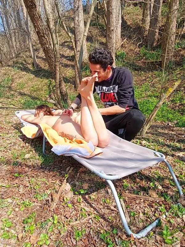 Sie squirten im Wald beim Fußjob