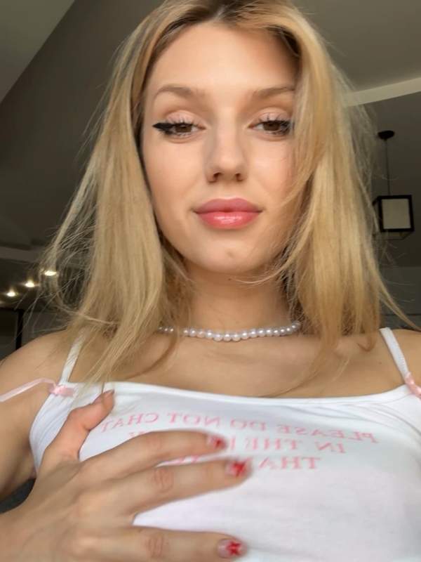 Sophie Mur zeigt ihre zierliche Figur mit blinkenden Titten