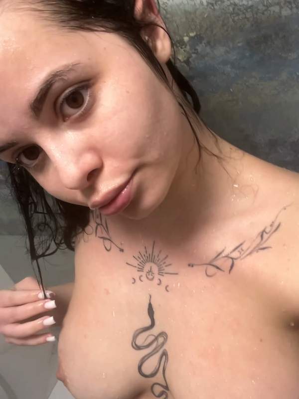 Dilysa neckt sich in der Dusche