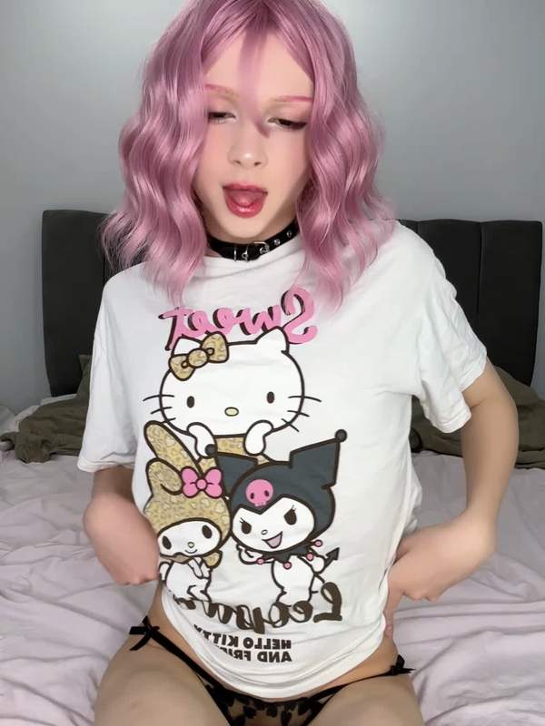 Femboy zeigt Strümpfe und ThighHighs im Spiegel