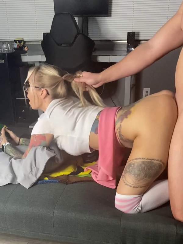 Blonde Amateur mit Brille und Zöpfen wird im Doggystyle gefickt