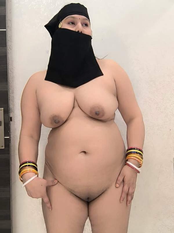Mollige Mutter mit Hijab zeigt ihre Titten