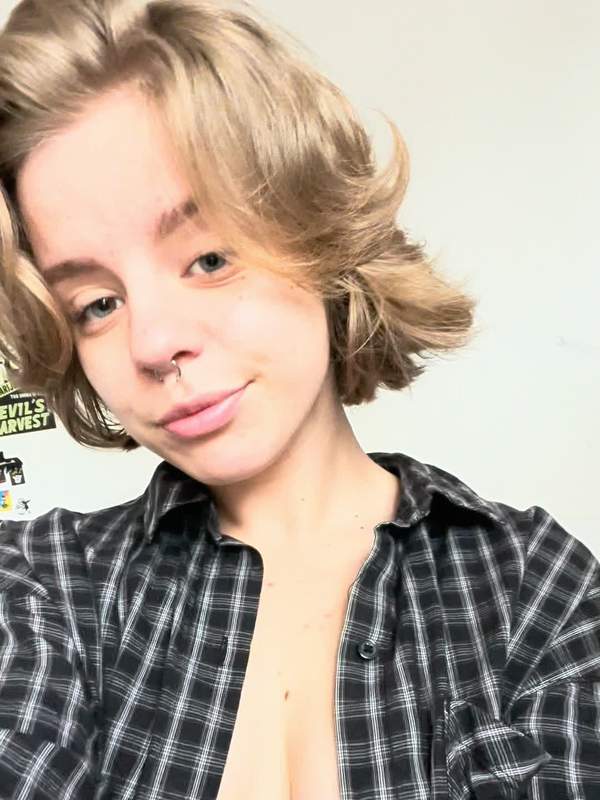 Niedliche Zoe Ortega neckt sich selbst