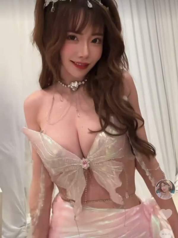 Eimi Fukada als Kostüm-Modellein in Solo-Szene
