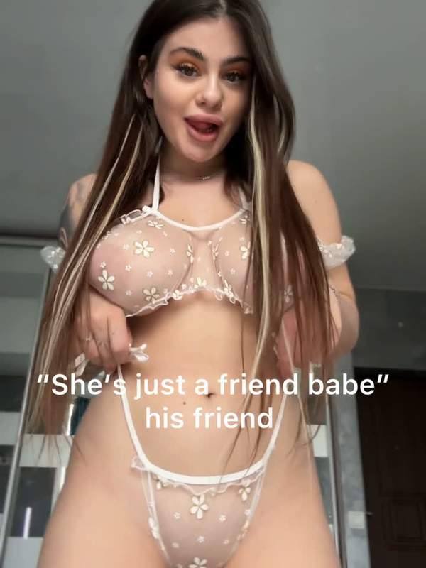 Brünette junge Amateurein nackter Arsch wird gefickt