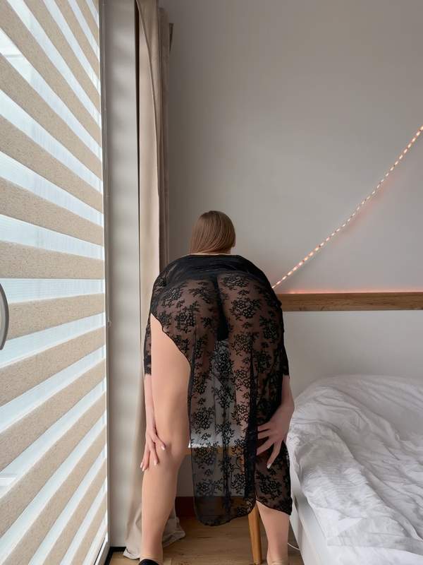 Brünette Amateurein in Unterwäsche zeigt ihren perfekten Arsch