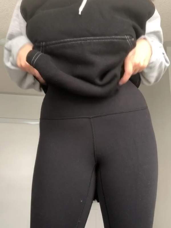 Amateurin zeigt ihre großen Titten in engen Leggings