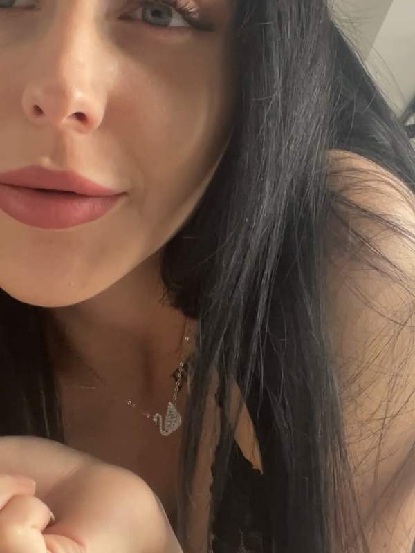 Brünette Amateur mit großen Titten erkundet den Anus