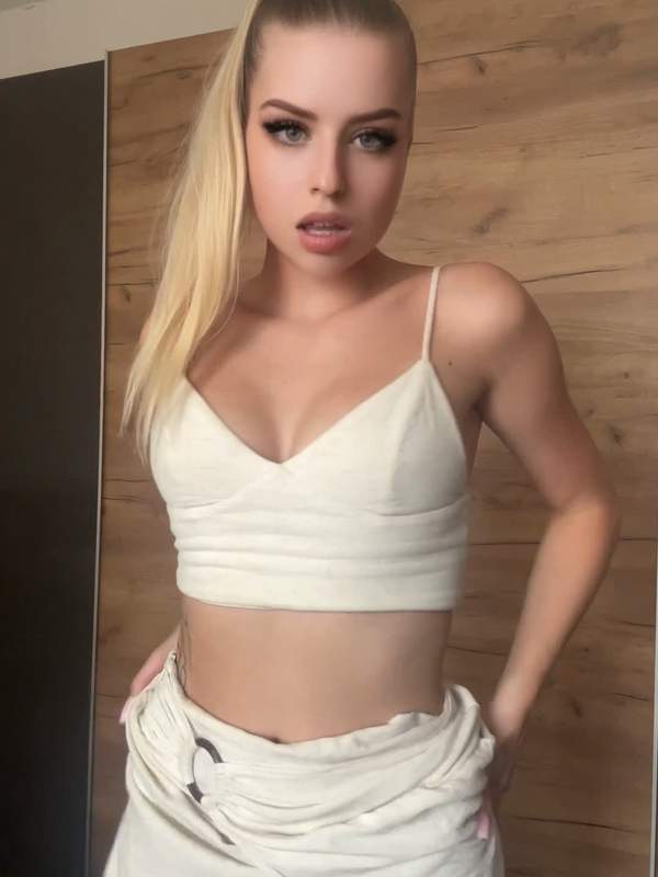 Blonde Clara tanzt und zeigt ihre nackte Figur