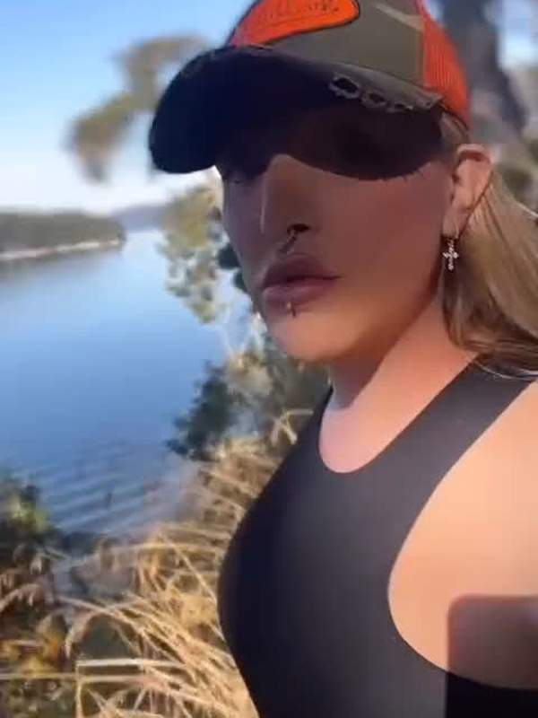 Grosser Schwanz Tranny Göttin macht sich selbst ein Foto