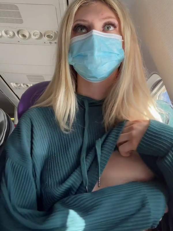 Blonde Teen zeigt Titten auf Flugzeug